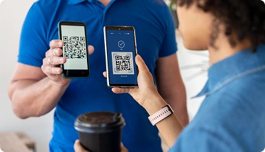 Código QR Argentina - imagen de una persona leyendo un codigo qr en el telefono de otra persona